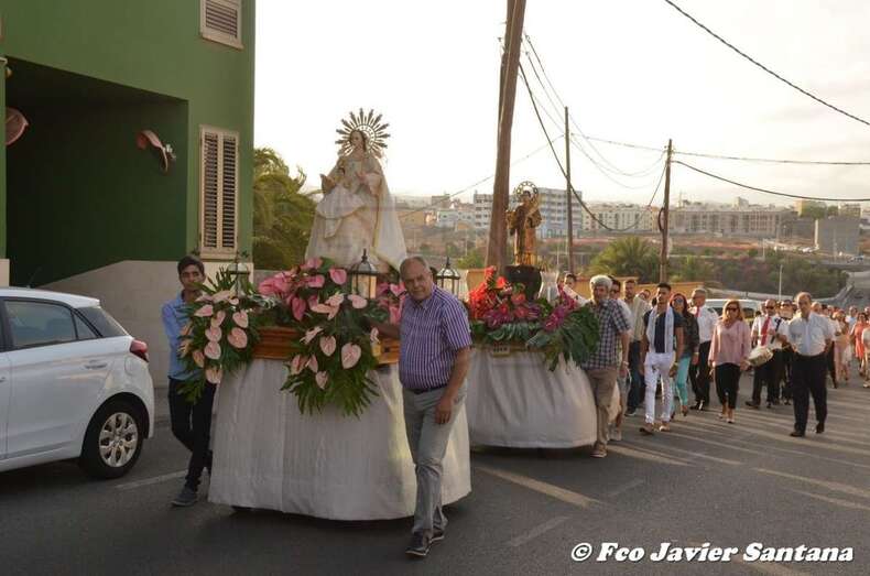 Momento de la procesión religiosa de ayer tarde en El Caracol (Foto Francisco Javier Santana)